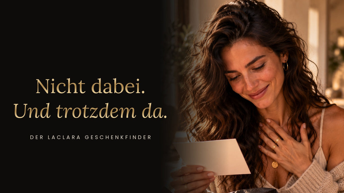 Frau liest eine handgeschriebene Karte zu ihrem Geschenk von LACLARA