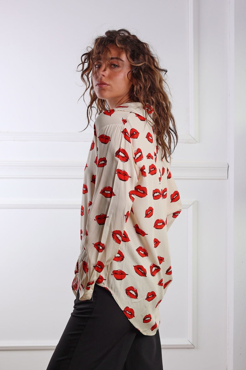Oversized Bluse Creme Lippen-Print Viskose – LACLARA mediterrane Mode