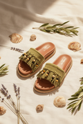 Boho Sandalen Oliv-Grün mit Fransen und bunten Holzperlen — mediterrane Sommersandalen von LACLARA