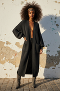 Oversize Strickjacke Schwarz – Lookbook Shot 1
