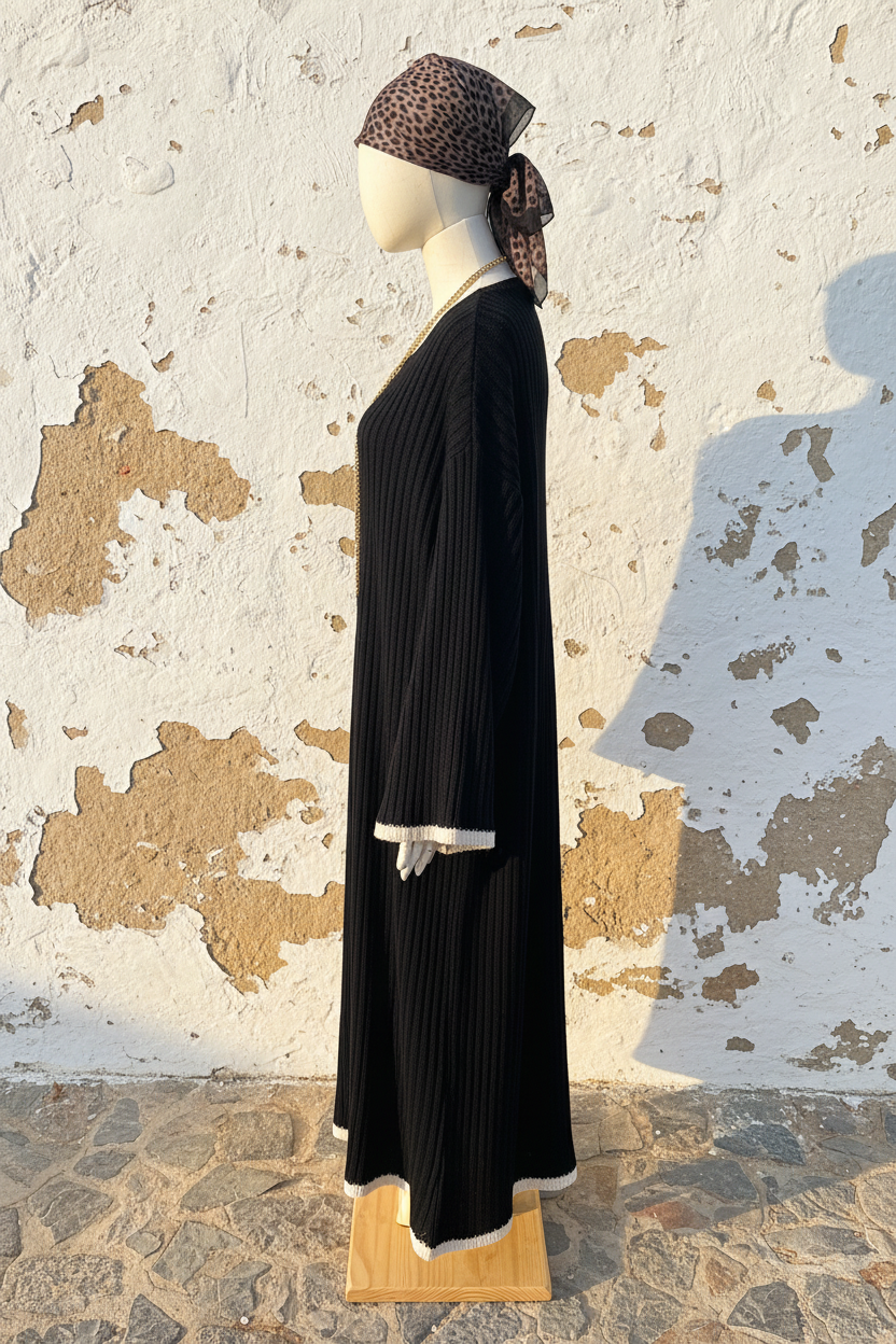 Schwarzes Strickkleid Maxi – Kurvig-weibliches Model