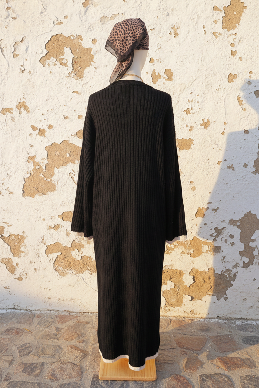 Schwarzes Strickkleid Maxi – Model barfuß mit ausgebreiteten Armen
