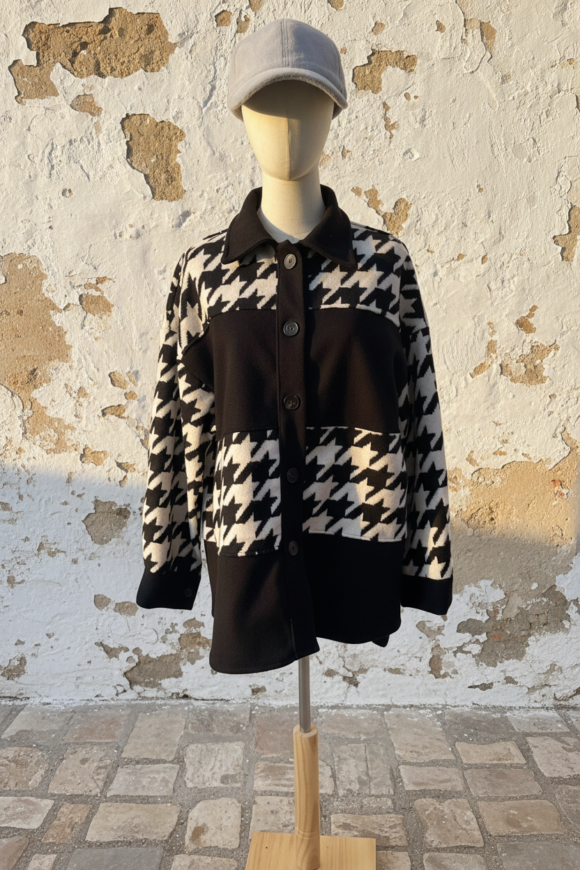 Oversized Hahnentritt Jacke – Model frontal, Arme verschränkt, Sonnenbrille