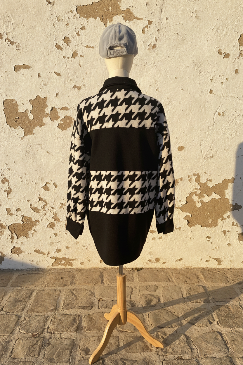 Oversized Hahnentritt Jacke – Model von der Seite gehend, schwarze Tasche