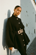 Oversized Cardigan Schwarz – Model Seitenansicht gehend ohne Gürtel