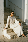 Cremefarbenes Rippstrickkleid Maxi - Model Seitenansicht