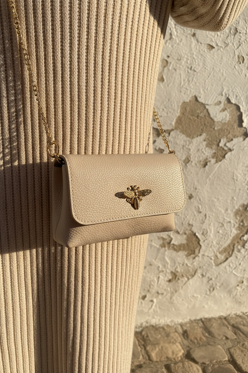 Bee Bag – Model frontal mit Clutch
