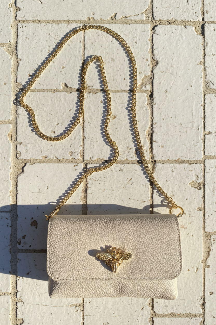 Bee Bag – Flat Lay mit goldener Kette von oben