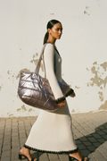 Metallic Puffer Shopper – Flat Lay mit Umhängegurt