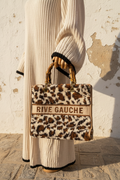 Rive Gauche Teddy Leo Bag – Flat Lay mit Umhängeriemen
