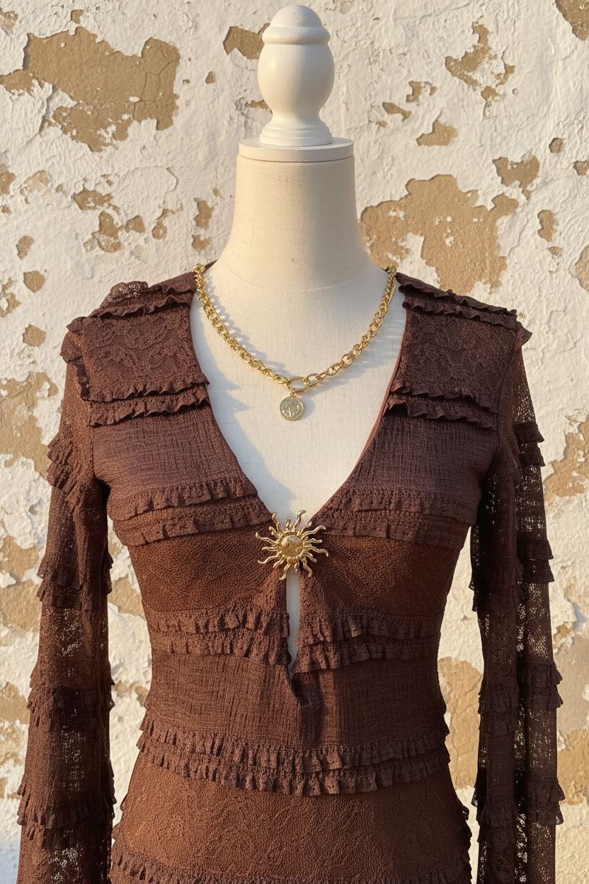 Braunes Spitzenkleid – Model frontal mit Cowboystiefeln