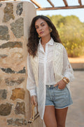 Transparente Plumetis-Bluse Weiß mit Spitzendetails – LACLARA mediterrane Mode