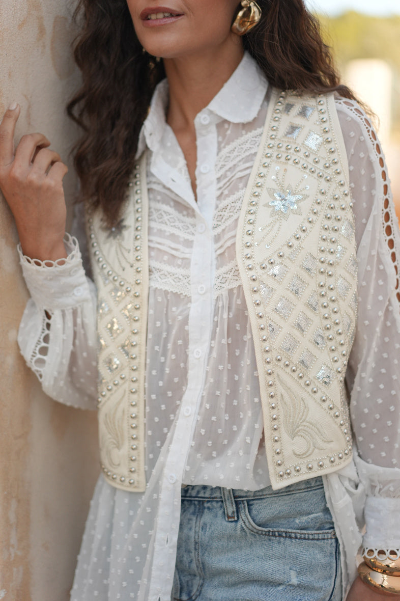 Transparente Plumetis-Bluse Weiß mit Spitzendetails – LACLARA mediterrane Mode