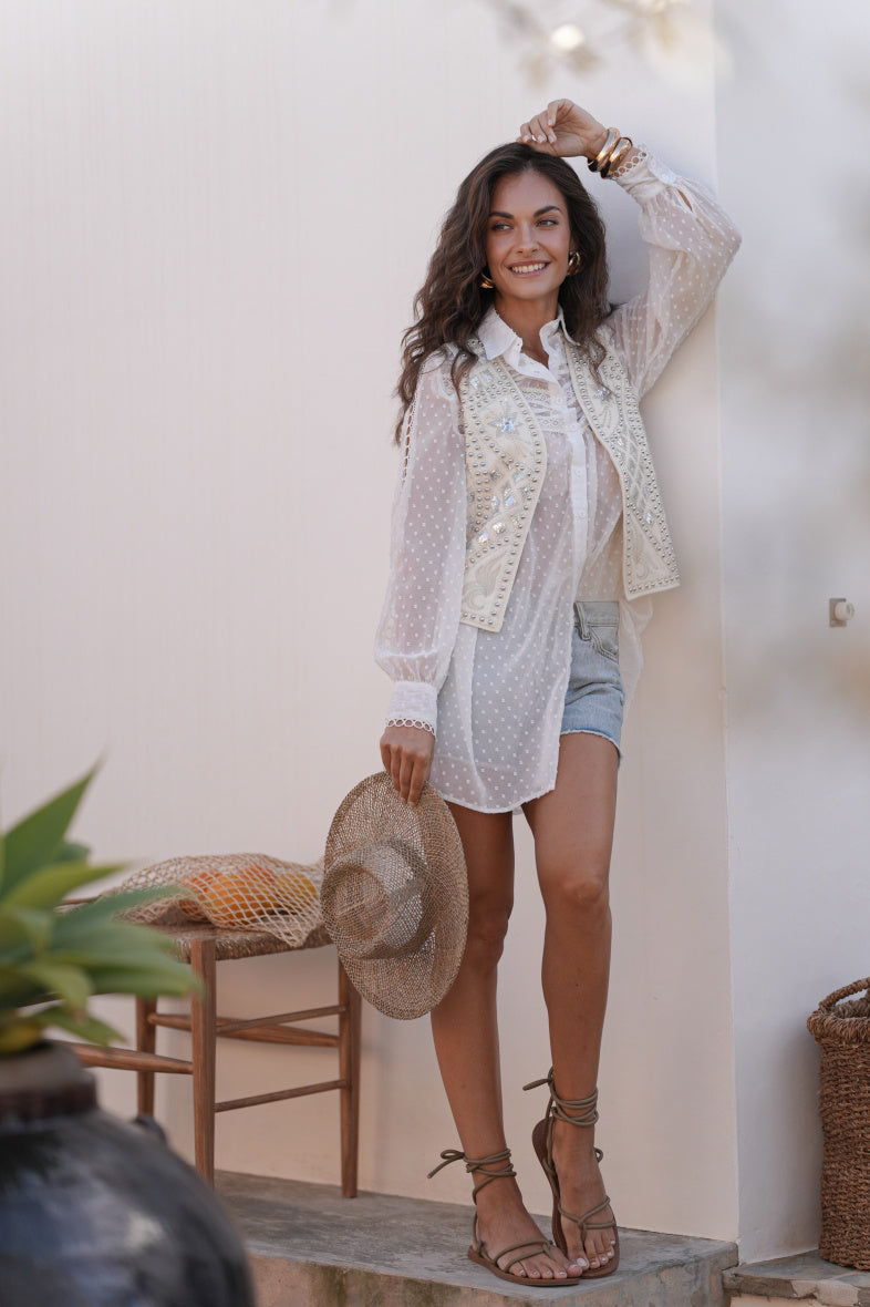 Transparente Plumetis-Bluse Weiß mit Spitzendetails – LACLARA mediterrane Mode