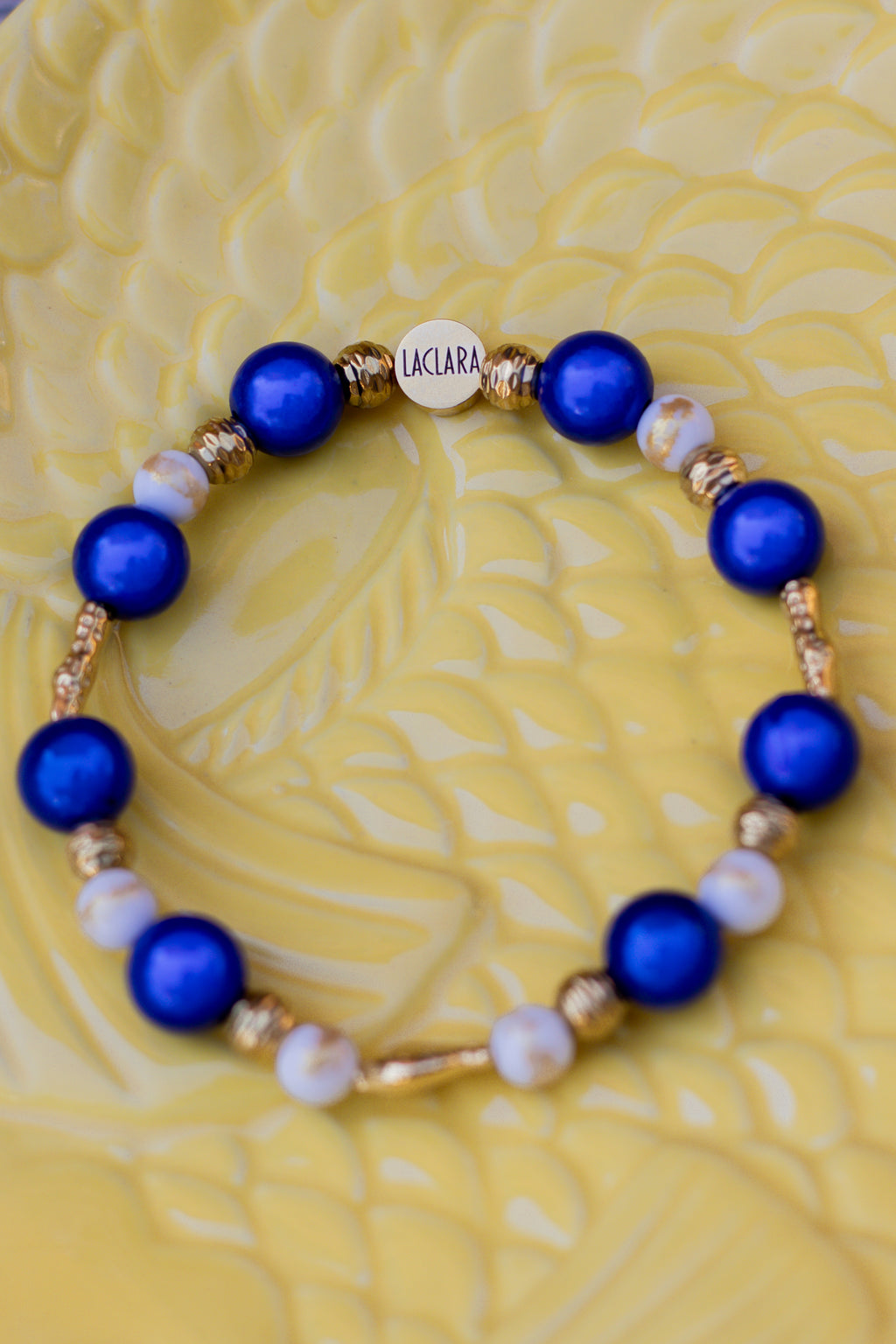 Armband „Blauer Meeres-Lichtling“ — Glücksbringer Fisch – LACLARA mediterrane Mode