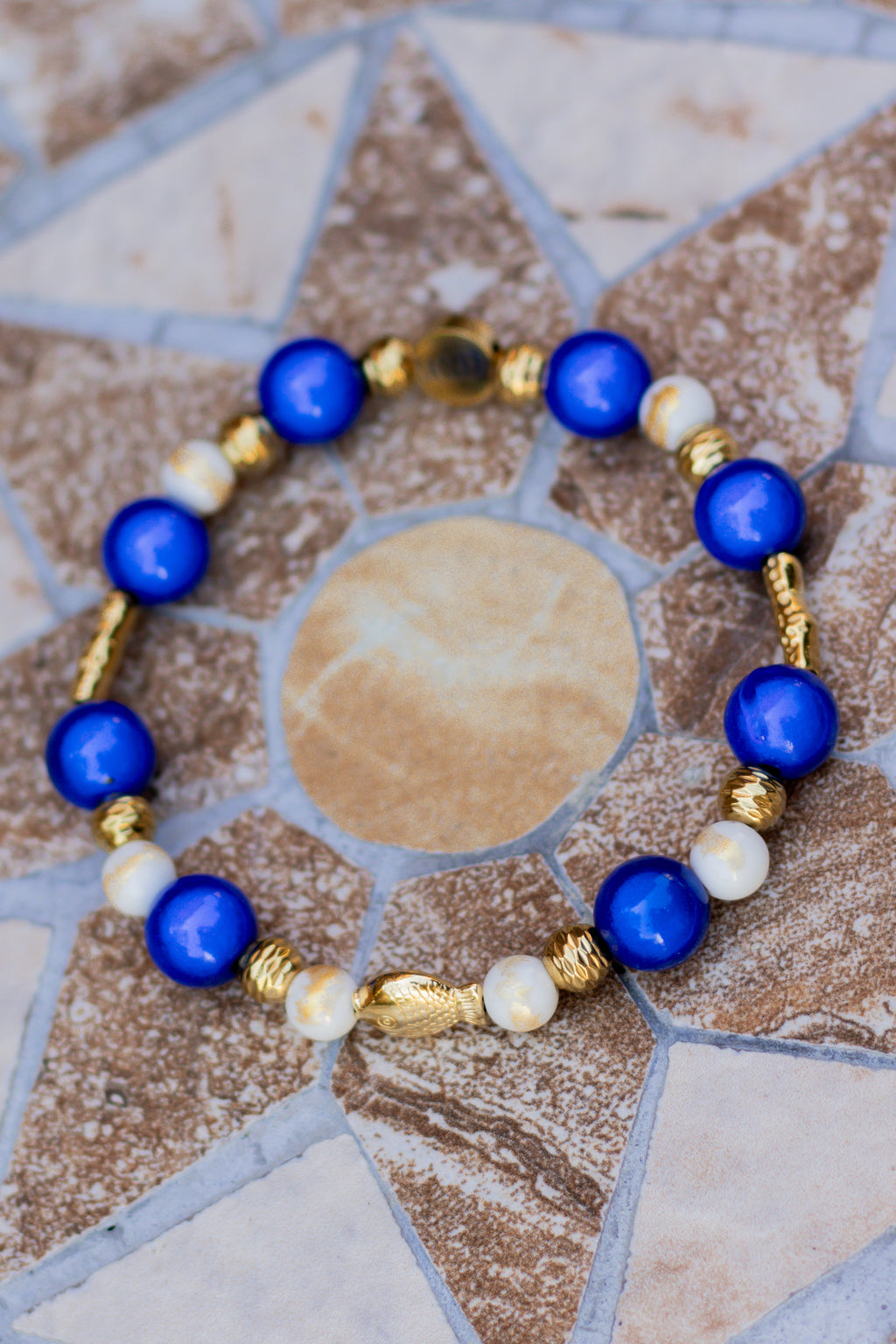 Armband „Blauer Meeres-Lichtling“ — Glücksbringer Fisch – LACLARA mediterrane Mode