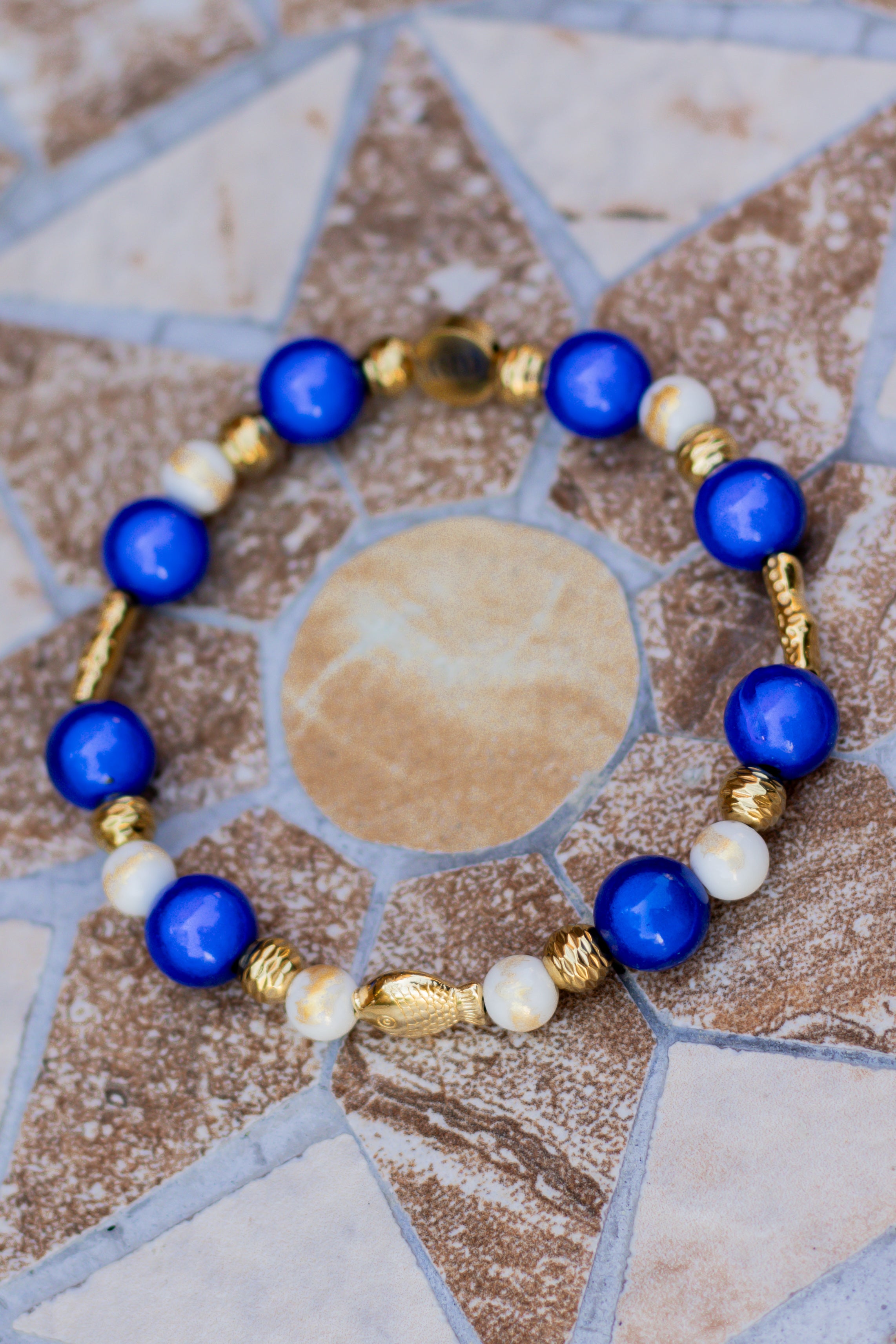 Armband „Blauer Meeres-Lichtling“ — Glücksbringer Fisch – LACLARA mediterrane Mode