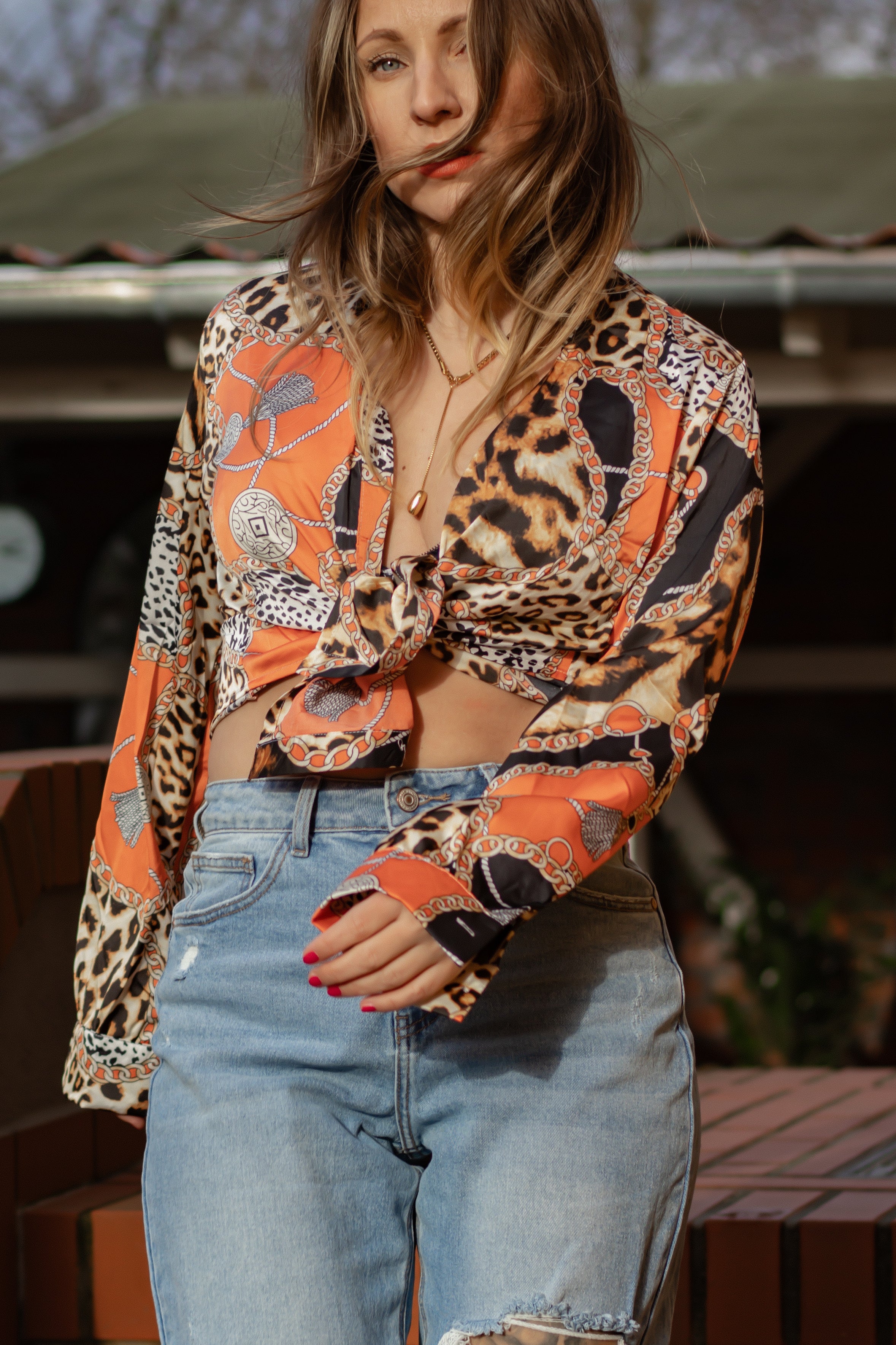 Leo-Print Bluse mit Ketten-Motiven – LACLARA mediterrane Mode
