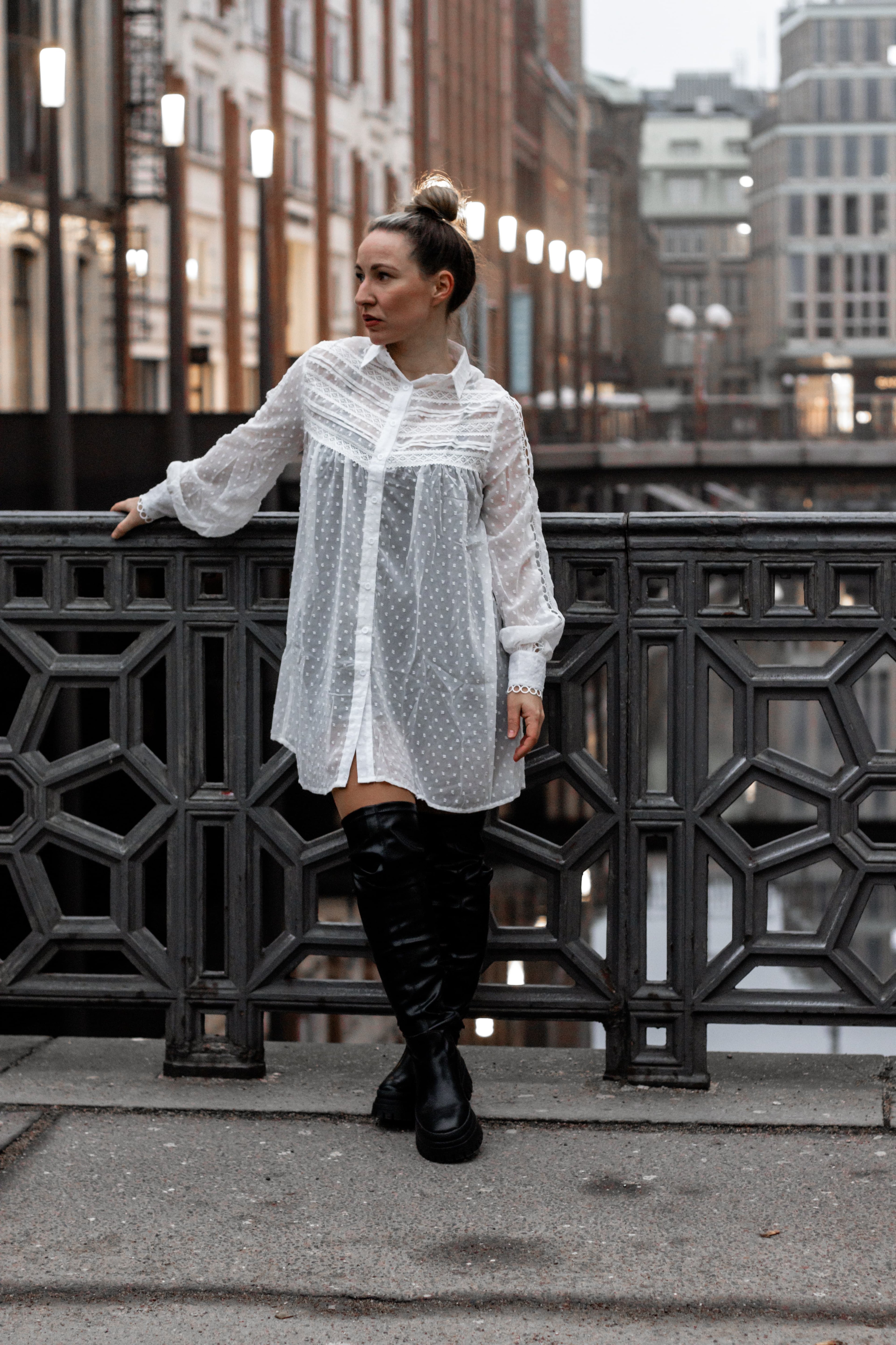 Transparente Plumetis-Bluse Weiß mit Spitzendetails – LACLARA mediterrane Mode