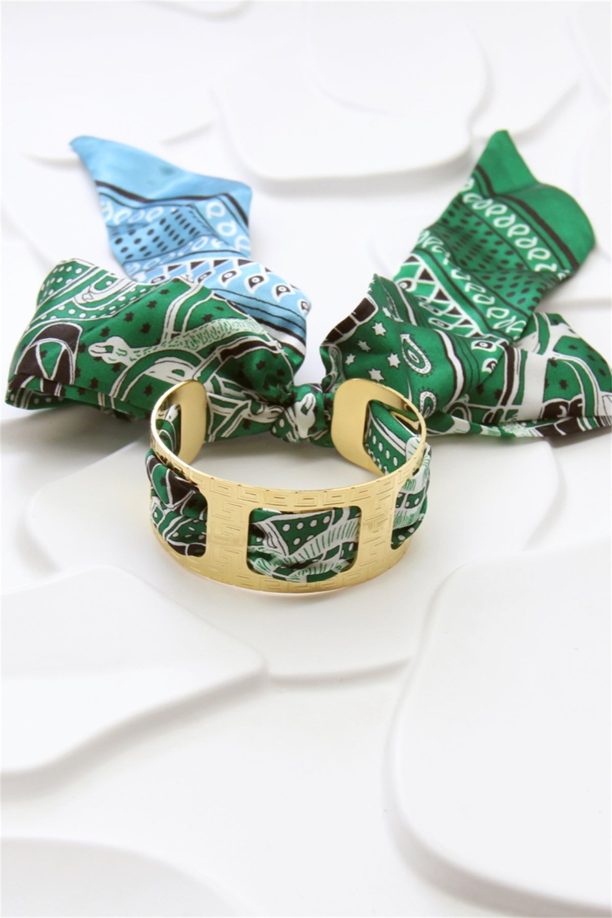 Gold Armband mit Tuch Grün – LACLARA mediterrane Mode