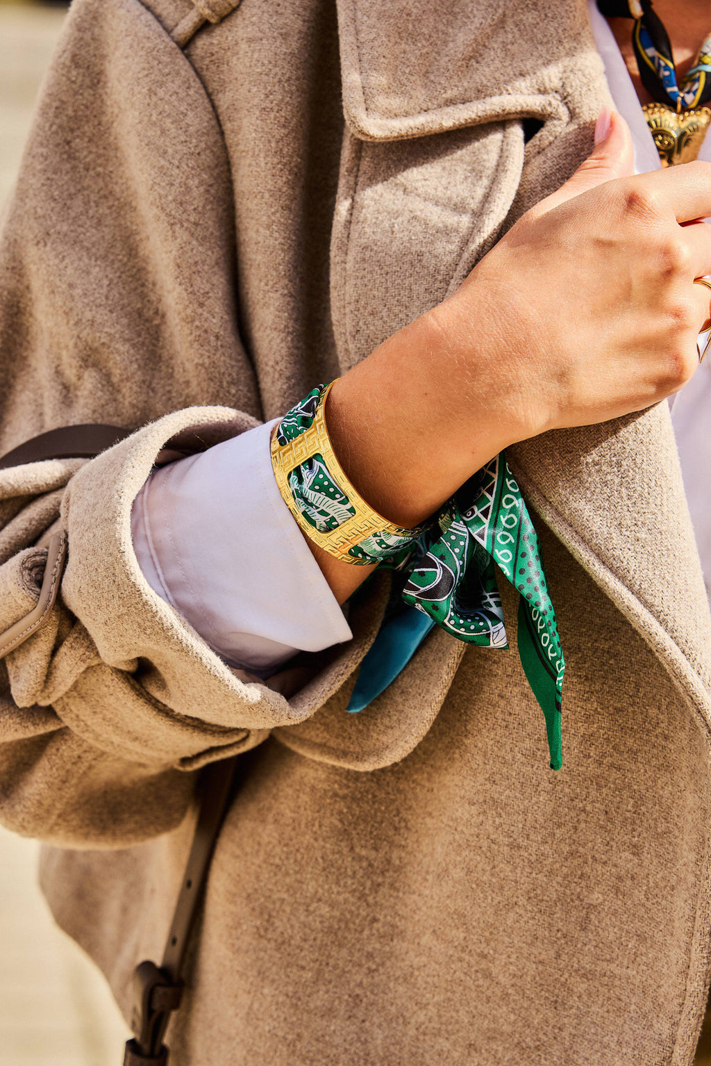 Gold Armband mit Tuch Grün – LACLARA mediterrane Mode