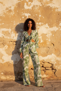 Palmblatt Set – Crop Top & Wide-Leg Hose, Frontansicht goldene Wand
