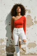 One-Shoulder Ripp-Crop-Top Orange – Lehnend verwitterte Wand