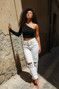 One-Shoulder Ripp-Crop-Top Schwarz – Stehend Steinmauer