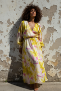 Maxi-Seidenkleid Blumenprint – Hände in Hüften, weiße Wand
