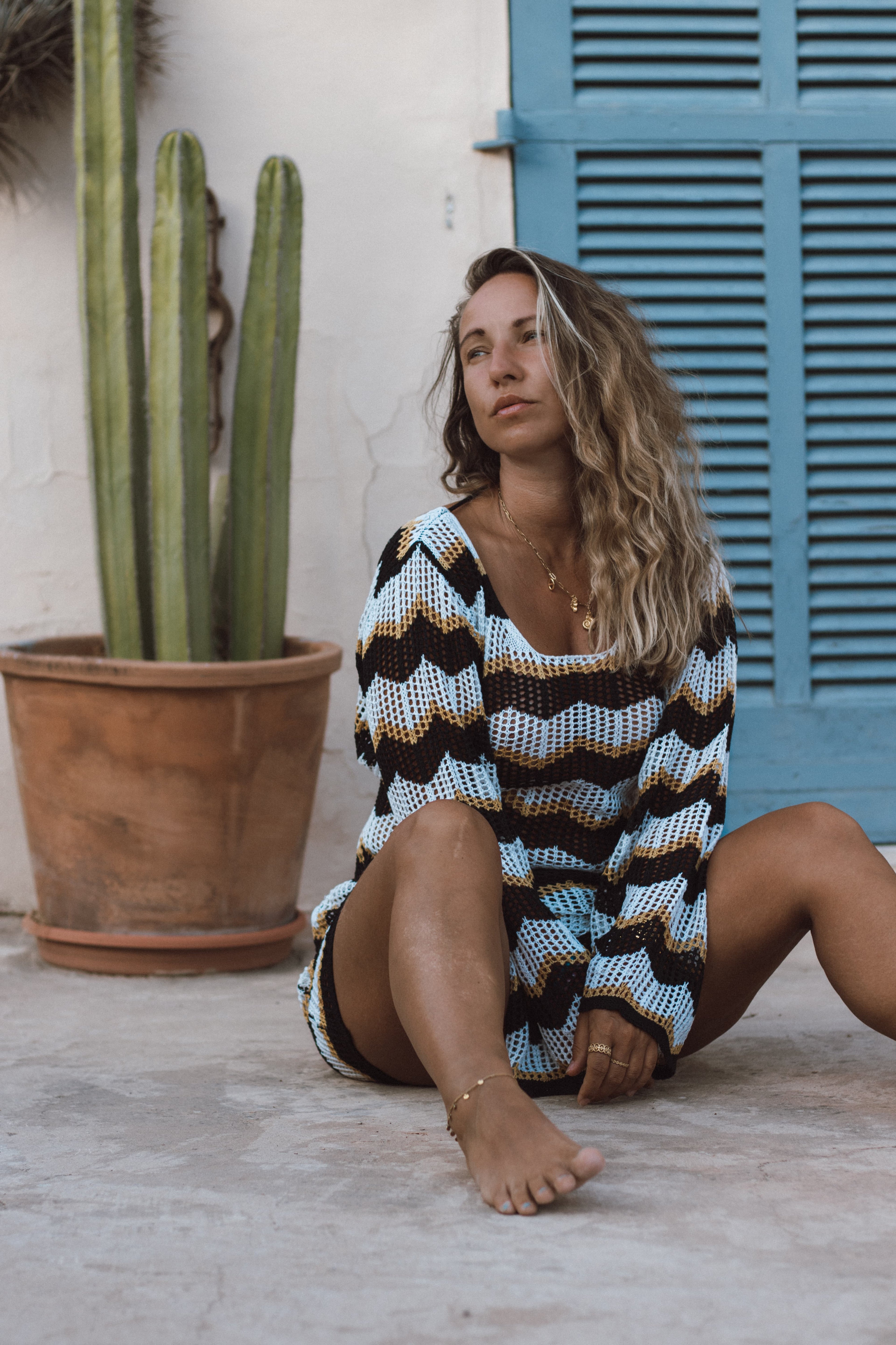 Häkel-Minikleid Zickzack Schwarz-Weiß mit Rückenausschnitt – LACLARA mediterrane Mode