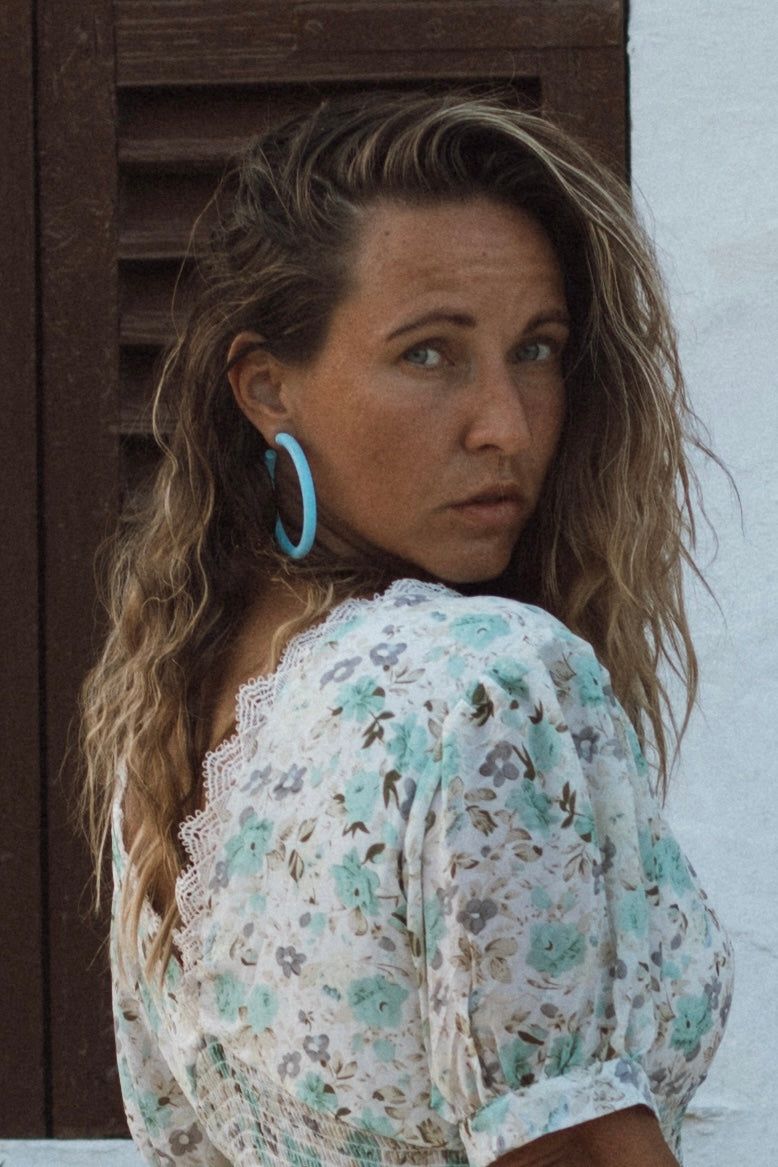 Sommerkleid mit Blumenprint & Spitze – LACLARA mediterrane Mode