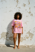 Sicily Graphic Shirt Rosa – Geknotet mit Wickelrock