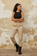 Kunstleder Jogger Hose Beige an der Wand