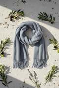 Blaugrau Kaschmir Schal – Flat Lay mit Oliven