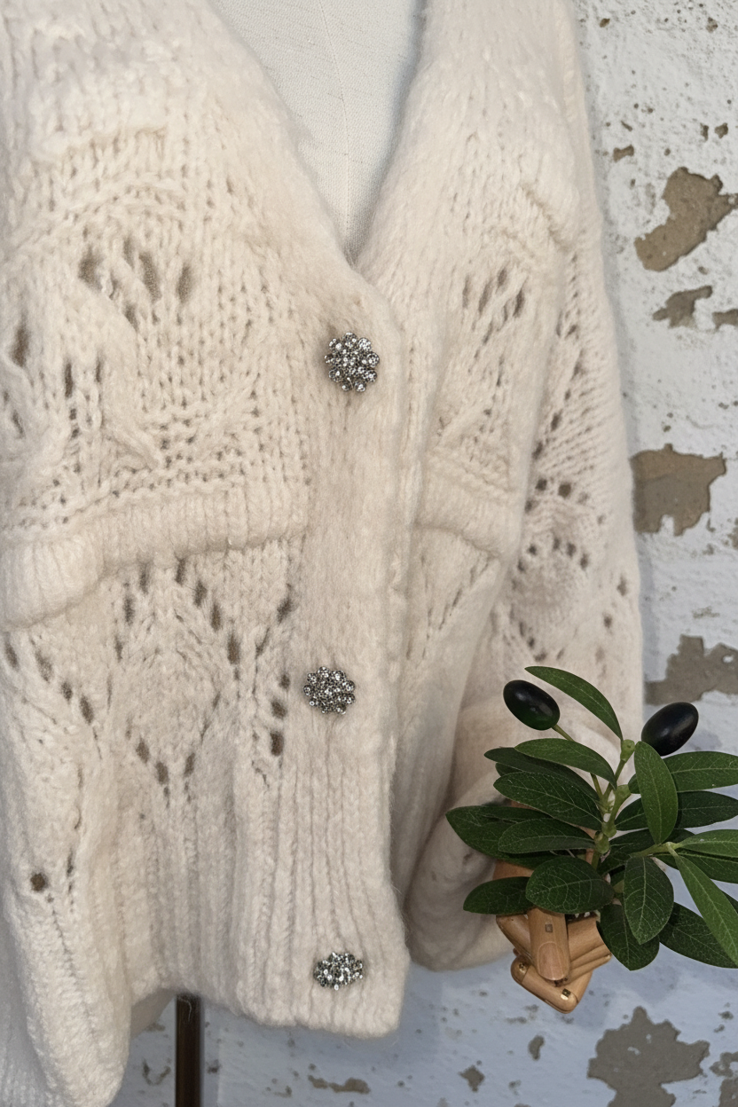 Strickjacke Weiß – Detail Kristallknöpfe
