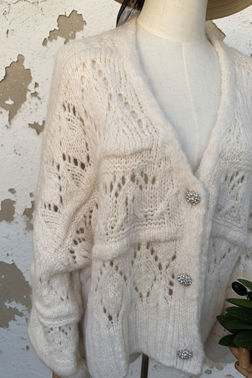 Strickjacke Weiß – Nahaufnahme mediterran