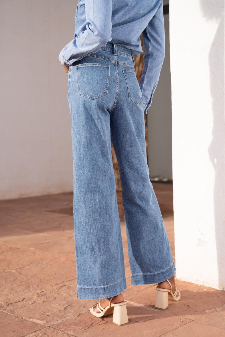 Wide Leg Jeans Hellblau mit Ziernähten – LACLARA mediterrane Mode