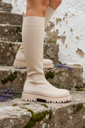 Beige Sock Boot auf Steintreppe