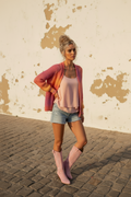 Venus Oversized Cardigan Sunset – Model mit pinken Cowboy Boots