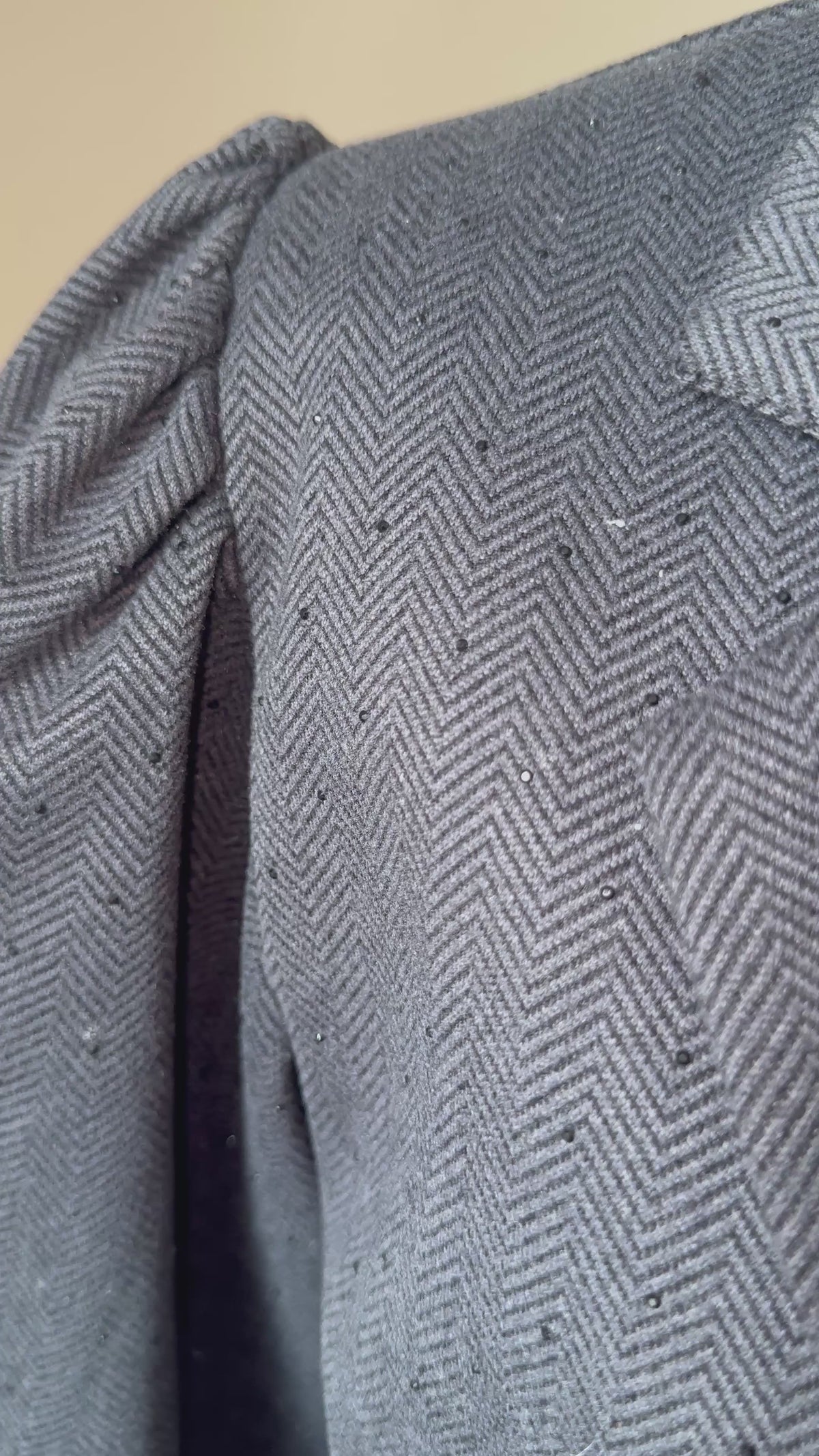 Video: Schwarzer Glitzer Blazer mit Puffärmeln am Model