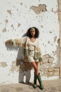 Boho Strickjacke mit grünen Western Boots