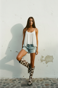 Sommer Top Sunday Mood – Model sitzend mediterrane Wand