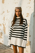 Oversized Streifenpullover – Model Close-up mit Kopftuch