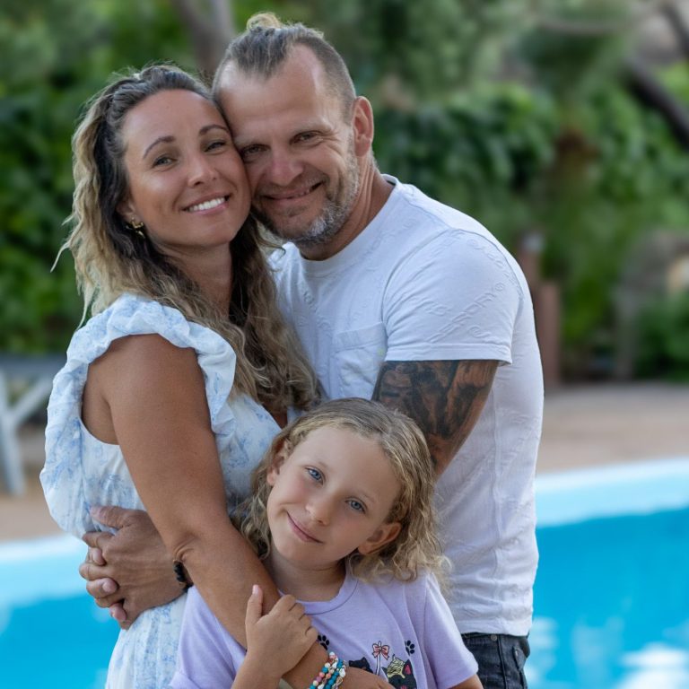 Familienporträt der Firmeninhaber Laclara Familienporträt am Pool: lachende Eltern umarmen ihr Kind.
